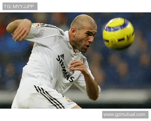 眼睛如星辰般迷人的足球明星们展现了运动与魅力的完美结合 眼睛如星辰般迷人的足球明星们展现了运动与魅力的完美结合