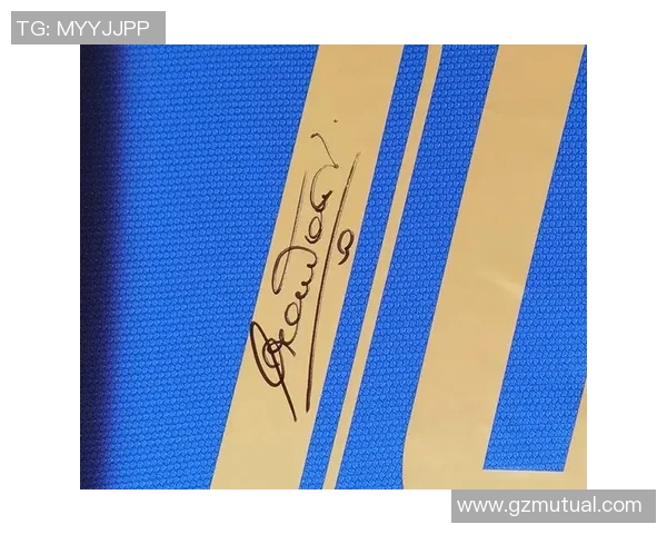 足球明星亲笔签名赠送球迷珍贵礼物传递热爱与激情 足球明星亲笔签名赠送球迷珍贵礼物传递热爱与激情