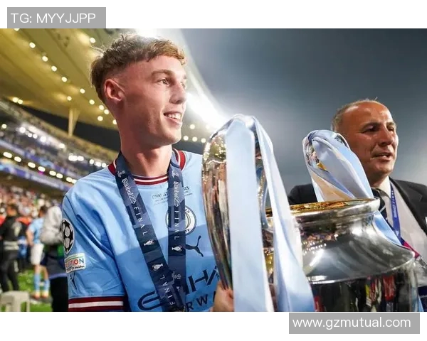 足球明星受伤后大腿缠绷带的背后故事与康复之路分析 足球明星受伤后大腿缠绷带的背后故事与康复之路分析