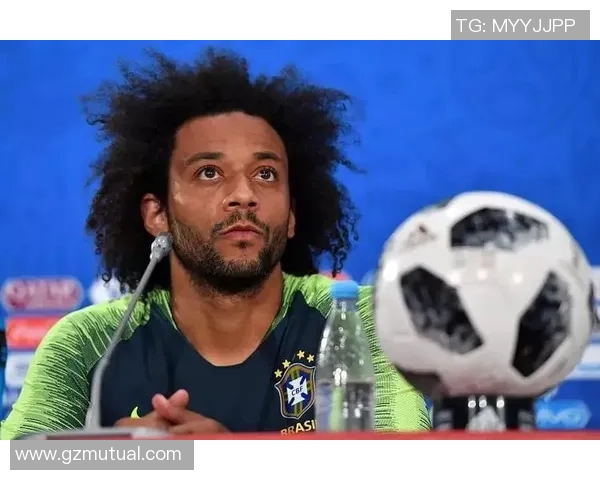 足球明星的发型变革之旅从剪发到新形象的精彩瞬间揭秘 足球明星的发型变革之旅从剪发到新形象的精彩瞬间揭秘