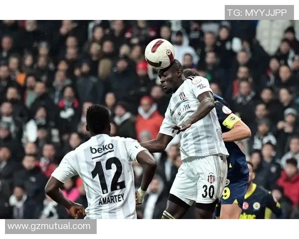 探索世界足球明星中踢边前卫的顶尖球员及其精彩表现 探索世界足球明星中踢边前卫的顶尖球员及其精彩表现